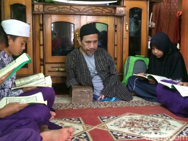 Potret Mamat Guru Ngaji Tanpa Kaki di Ciamis