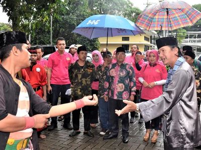 Aksi Palang Pintu Antar Sudarto Daftar jadi Calon Anggota DPD