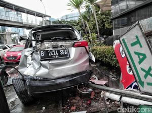 Foto: Mobil Crossover Remuk Ditabrak Kopaja