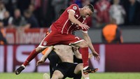 Si penyusup lapangan masih berkelit dengan gigihnya, membuat Ribery jadi kena tekel dari belakang. (Foto: JAVIER SORIANO/AFP)