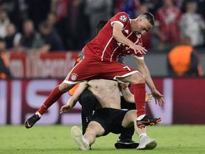 Foto: Aksi Tarik dan Tekel Penyusup Lapangan kepada Ribery