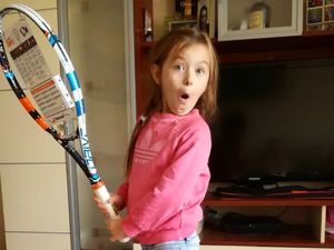 Aksi si Kecil Ketika Main Tenis, Menggemaskan!