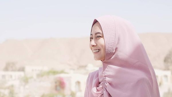 10 Inspirasi Baju Syari untuk Traveling dari Selebgram Hijab Indonesia
