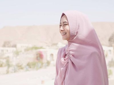 10 Inspirasi Baju Syari untuk Traveling dari Selebgram Hijab Indonesia
