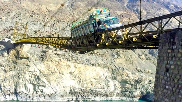 Jembatan Ini Cantik Tapi Menyakitkan