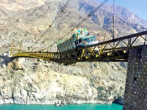 Jembatan Ini Cantik Tapi Menyakitkan Jembatan Ini Cantik Tapi Menyakitkan