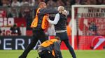 Foto: Aksi Tarik dan Tekel Penyusup Lapangan kepada Ribery