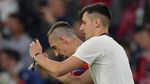 Foto: Aksi Tarik dan Tekel Penyusup Lapangan kepada Ribery