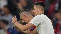 Ribery juga menjadi salah satu pemain yang diburu para penyusup lapangan. Yang ini, misalnya. (Foto: Thorsten Wagner/Reuters)