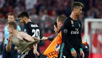 Kejadian ini terjadi di dekat Cristiano Ronaldo yang memasang ekspresi unik. (Foto: Michael Dalder/Reuters)