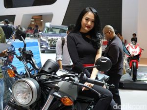 Takut Panas, Usher Cantik Ini Ogah Diboncengi Motor