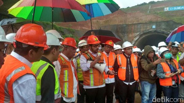 Di Tengah Gerimis, Menteri PUPR Cek Terowongan Tol Cisumdawu
