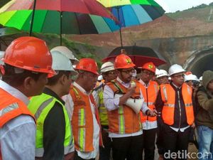 Di Tengah Gerimis, Menteri PUPR Cek Terowongan Tol Cisumdawu