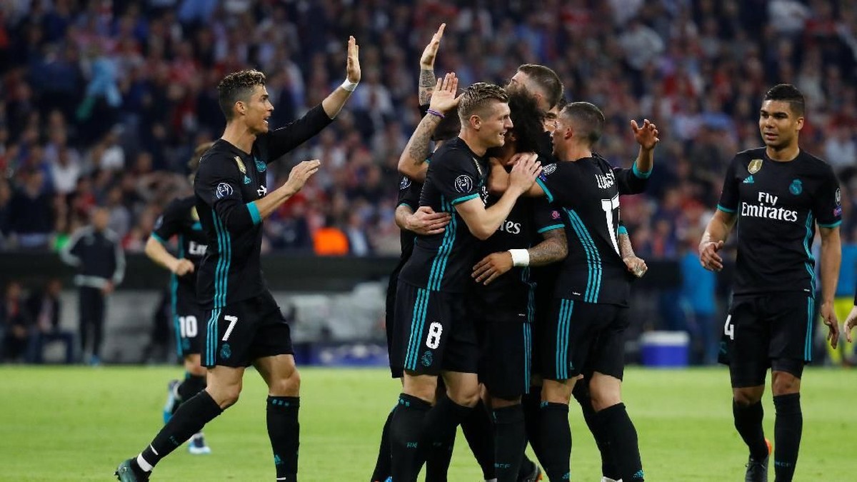 Real Madrid meraih kemenangan di markas Bayern Munich dengan jersey hitam (Foto: Kai Pfaffenbach/Reuters)