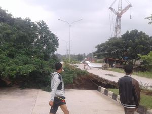 Jalan Ambrol, Jalur Lingkar Selatan Cilegon Ditutup Jalan Ambrol, Jalur Lingkar Selatan Cilegon Ditutup