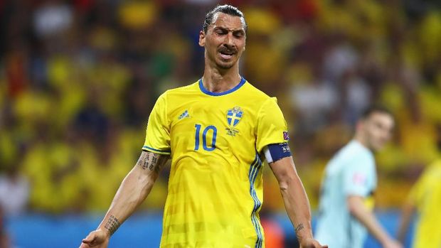 NICE, FRANCE - JUNE 22:  Zlatan Ibrahimovic of Sweden is frustrated during the UEFA EURO 2016 Group E match between Sweden and Belgium at Allianz Riviera Stadium on June 22, 2016 in Nice, France.  (Photo by Lars Baron/Getty Images)