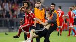 Foto: Aksi Tarik dan Tekel Penyusup Lapangan kepada Ribery