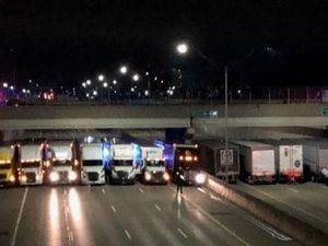 13 Truk Berbaris untuk Cegah Orang Bunuh Diri 13 Truk Berbaris untuk Cegah Orang Bunuh Diri
