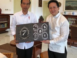 Triawan Munaf Serahkan Vinyl God Bless ke Jokowi