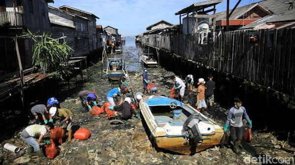 Warga Gotong-royong Bersihkan Sisa Tumpahan Minyak di Balikpapan
