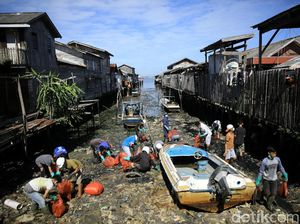 Warga Gotong-royong Bersihkan Sisa Tumpahan Minyak di Balikpapan Warga Gotong-royong Bersihkan Sisa Tumpahan Minyak di Balikpapan