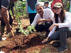 Berdayakan Perempuan Tani HKTI dengan Tanam Bibit Pohon