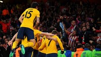 Pendukung Atletico yang hadir di London pun menyambut perayaan Griezmann itu dengan sangat gembira. (Foto: Dylan Martinez/Reuters)