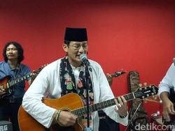 Bawakan Separuh Nafas, Ini Gaya Sandi Ngeband Bareng Ajudan
