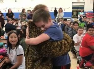 Suasana Haru Saat Seorang Anak Lepaskan Rindu pada Ibunya