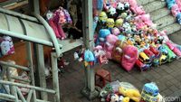 Duh! JPO dan Trotoar Jalan Ditutup Pedagang Boneka