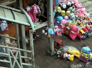 Duh! JPO dan Trotoar Jalan Ditutup Pedagang Boneka