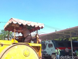 Disopiri Pangdam, Kapolda Musnahkan 50.700 Botol Miras dengan Buldozer