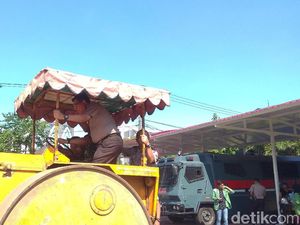Disopiri Pangdam, Kapolda Musnahkan 50.700 Botol Miras dengan Buldozer Disopiri Pangdam, Kapolda Musnahkan 50.700 Botol Miras dengan Buldozer