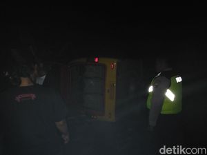 Minibus Rombongan Santri Tebuireng Terguling di Trenggalek