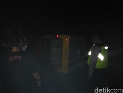 Minibus Rombongan Santri Tebuireng Terguling di Trenggalek