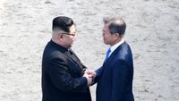 Jabat Tangan yang Mengguncang Dunia: Kim-Moon Hingga Obama-Castro
