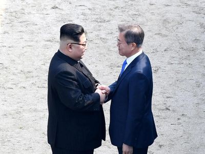 Jabat Tangan yang Mengguncang Dunia: Kim-Moon Hingga Obama-Castro