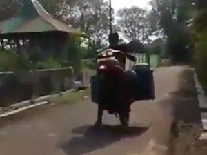 Wheelie Pakai Motor, Penjual Bakso Ini Jungkir Balik