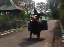 Wheelie Pakai Motor, Penjual Bakso Ini Jungkir Balik