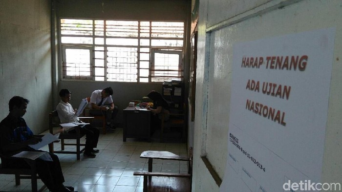 anak binaan lpka kutoarjo, purworejo mengikuti ujian nasional berbasis kertas dan pensil kejar paket c. Sebanyak 10 orang di LPKA Kutoarjo, Purworejo ikut ujian nasion kejar paket c, Jumat (27/4/2018)
