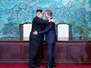 Kim Jong Un Disebut Pakai Sepatu Khusus agar Tubuhnya Tampak Lebih Tinggi Kim Jong Un Disebut Pakai Sepatu Khusus agar Tubuhnya Tampak Lebih Tinggi