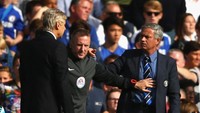 Mourinho dan Wenger sampai harus dipisahkan oleh ofisial pertandingan (Paul Gilham/Getty Images)
