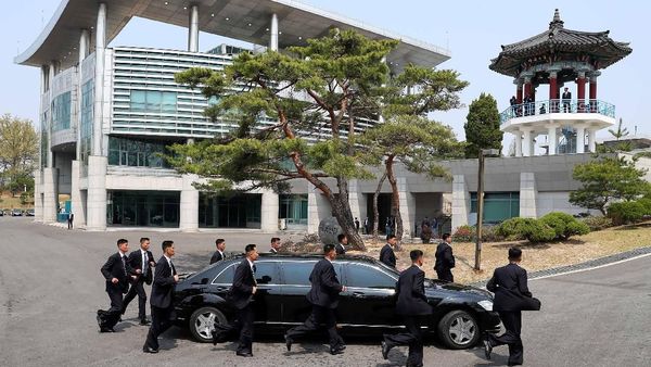 Saat Bodyguard Korut Berlari-lari Mengawal Kendaraan Kim Jong-Un