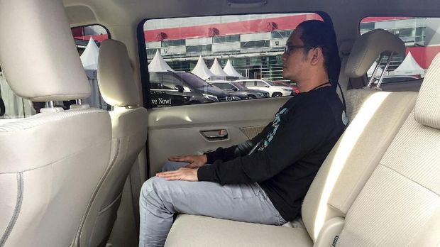 CNNIndonesia.com duduk di kursi baris kedua Ertiga baru.