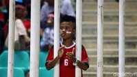 Seorang pendukung Timnas menyemangati para pemain.