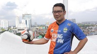 Sebagai pejabat publik, Ridwan Kamil dikenal sebagai pendukung fanatik Persib Bandung. Dia pun turut menyoroti kasus kericuhan di Stadion Kanjuruhan 15 April lalu saat Arema FC menjamu Persib dikandangnya.
