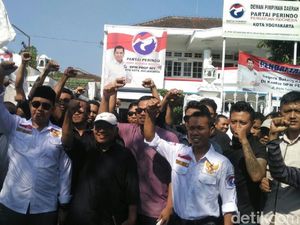 Tak Transparan Soal Dana, Kader Geruduk Kantor DPW Perindo DIY Tak Transparan Soal Dana, Kader Geruduk Kantor DPW Perindo DIY