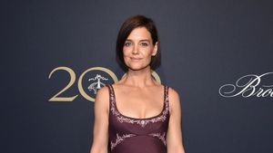 Foto: Katie Holmes Tebar Pesona dengan Gaun Ketat Lavender