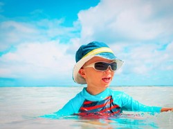 Kasus Ini Bisa Jadi Pelajaran Saat si Kecil Berenang, Bun