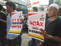Massa Unjuk Rasa di Polda Metro Minta Kejelasan Kasus Fahri-Fadli